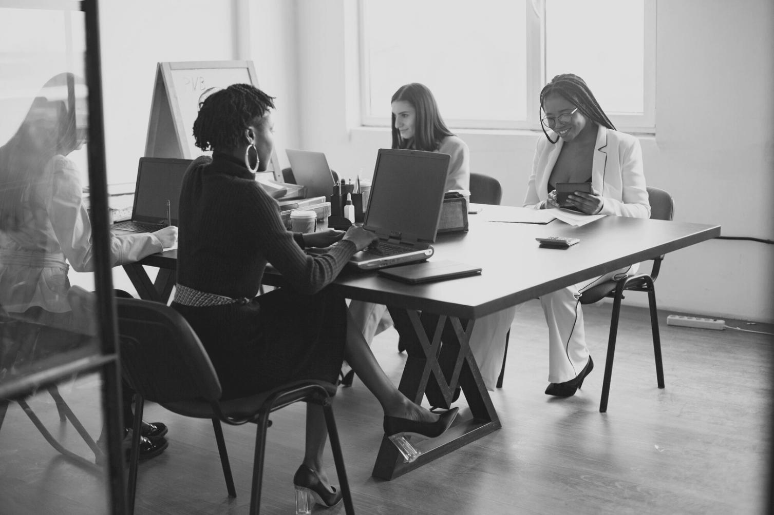 Equipo de profesionales trabajando en análisis financiero